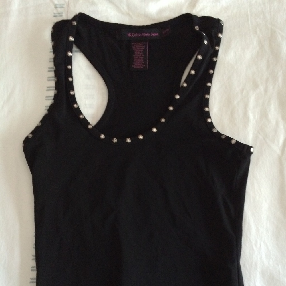 WOMEN'S SLEEVELESS TOP